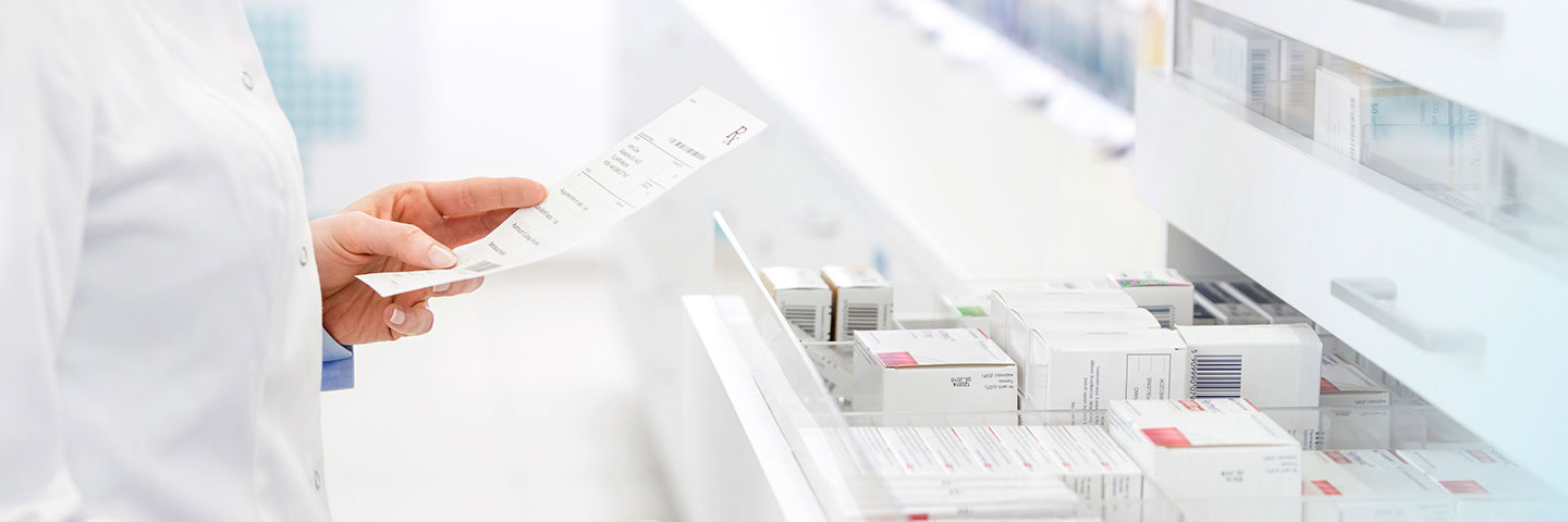 Pharmazeutin nimmt ein E-Rezept entgegen